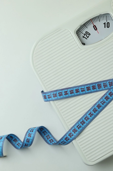 фото напольных весов и сантиметровой ленты